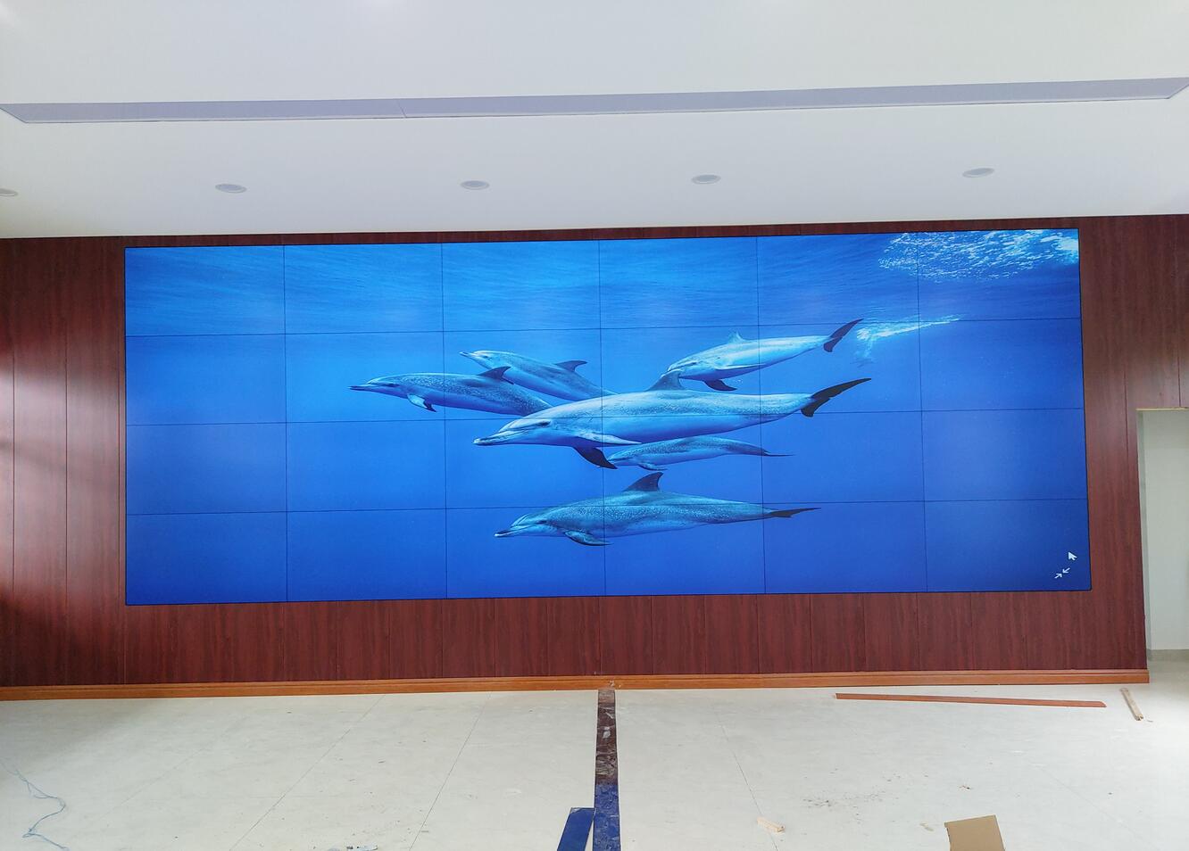 河南信陽市陽光朗潔55寸4*6液晶拼接屏完工